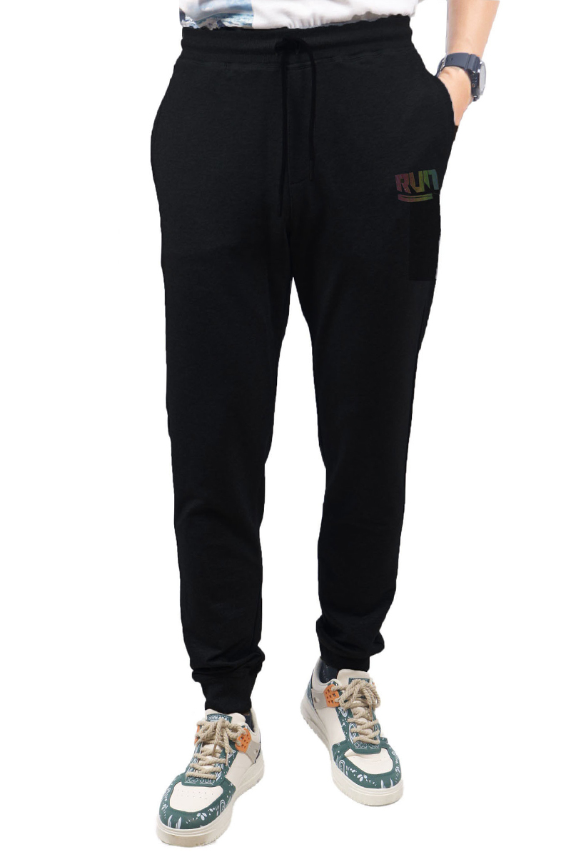 Quần jogger Nam Novelty Regular fit họa tiết in phản quang Đen NQGMMDMT3R230830Q