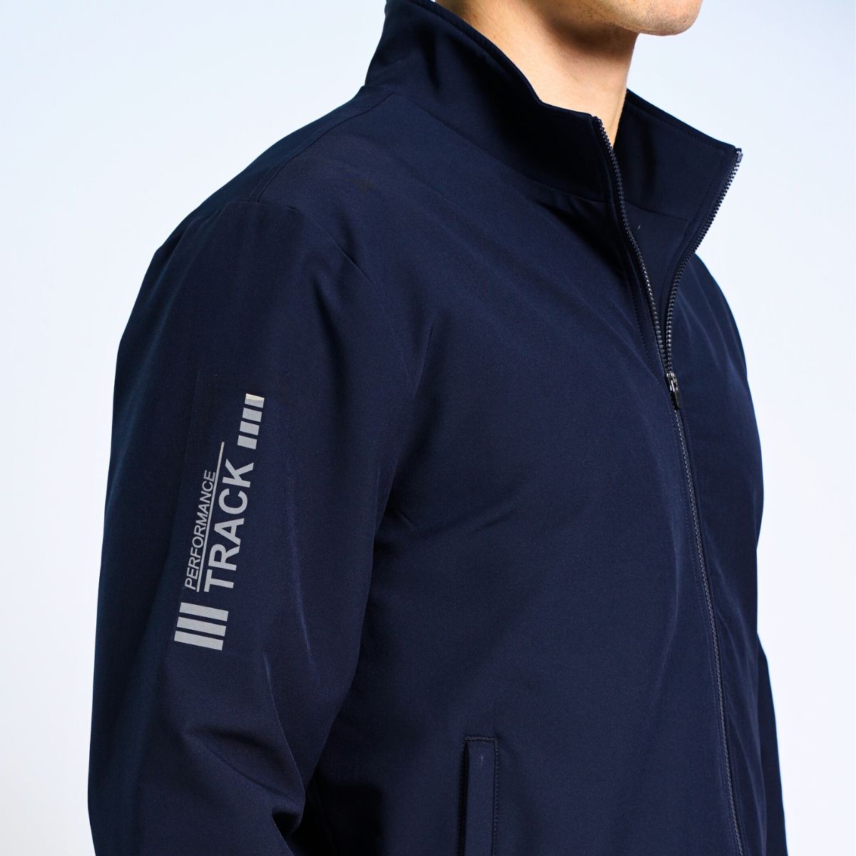 BỘ THỂ THAO NAM NOVELTY REGULAR FIT ÁO CỔ TRỤ MÀU XANH ĐEN NBTMMDMPSR250575B