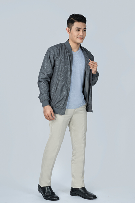 Áo khoác kaki kiểu dáng Bomber nam NOVELTY in họa tiết NJKMHTMPLR1906382