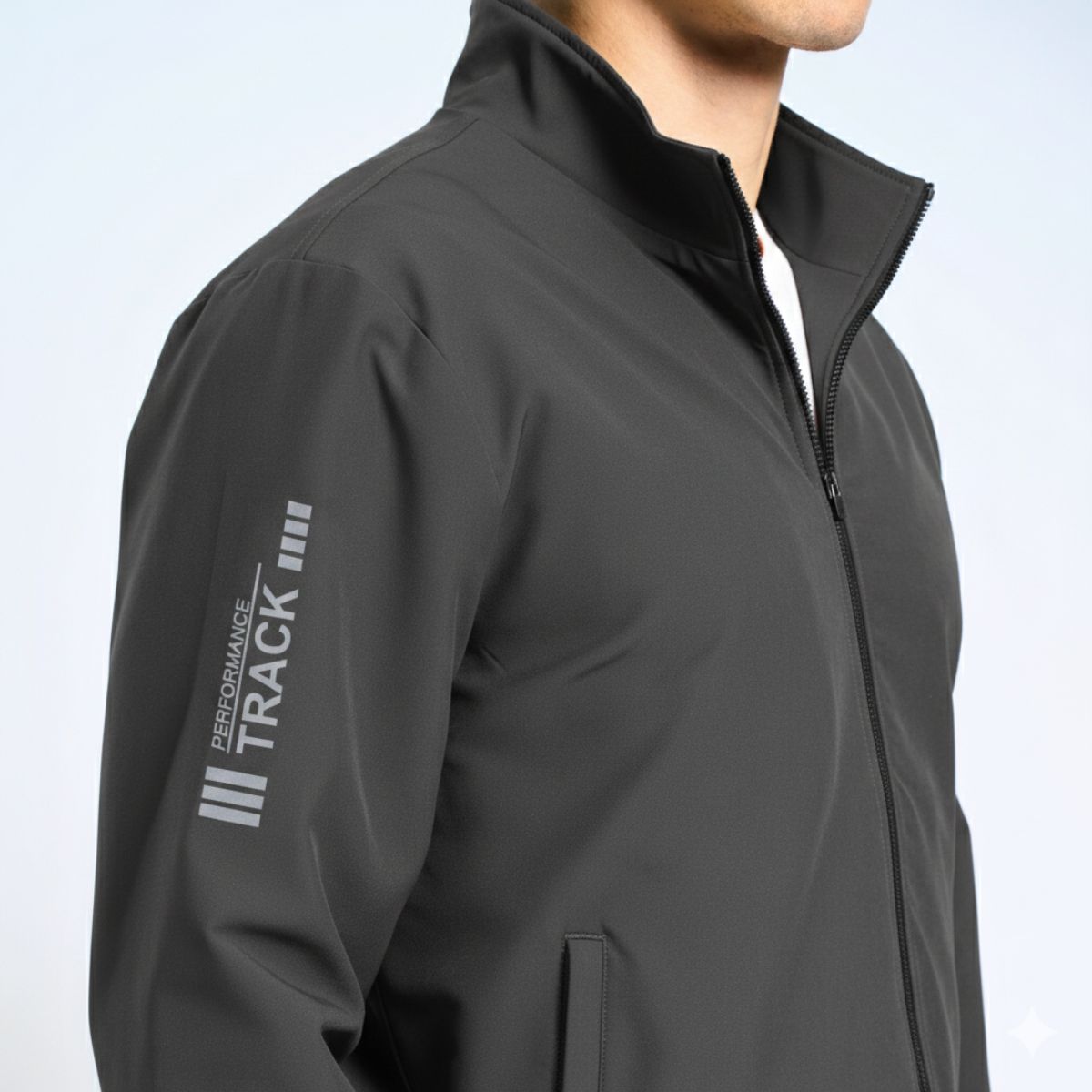 BỘ THỂ THAO NAM NOVELTY REGULAR FIT ÁO CỔ TRỤ MÀU XÁM ĐẬM NBTMMDMPSR250576B