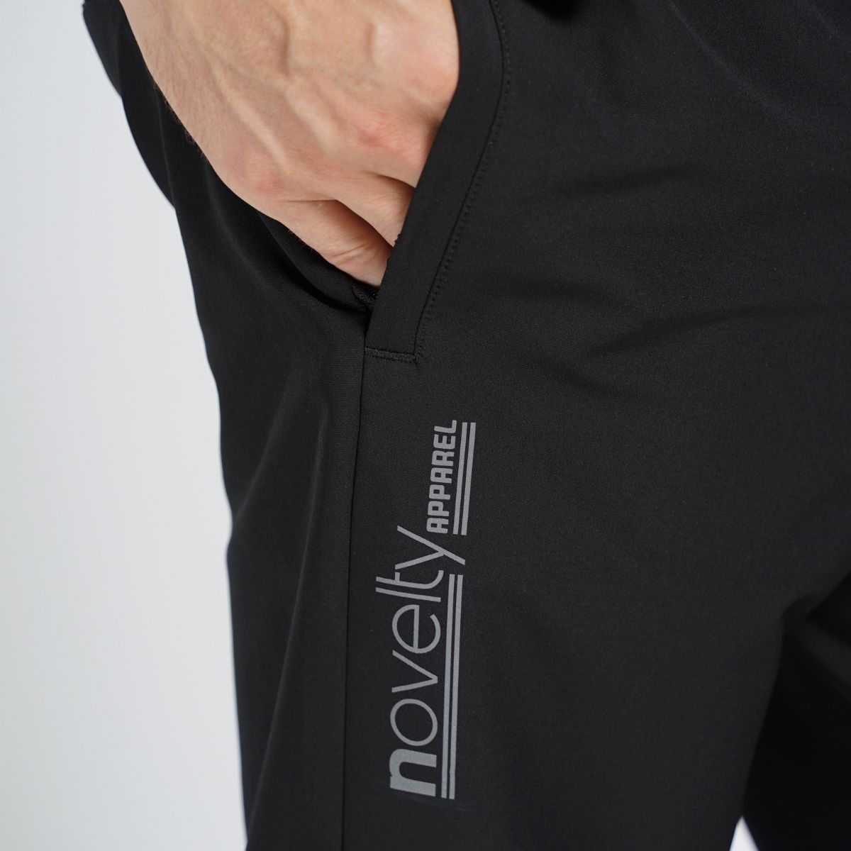 QUẦN THỂ THAO NAM NOVELTY REGULAR FIT LƯNG PHỐI CO GIÃN MÀU ĐEN NQTMMDMPSR250585D