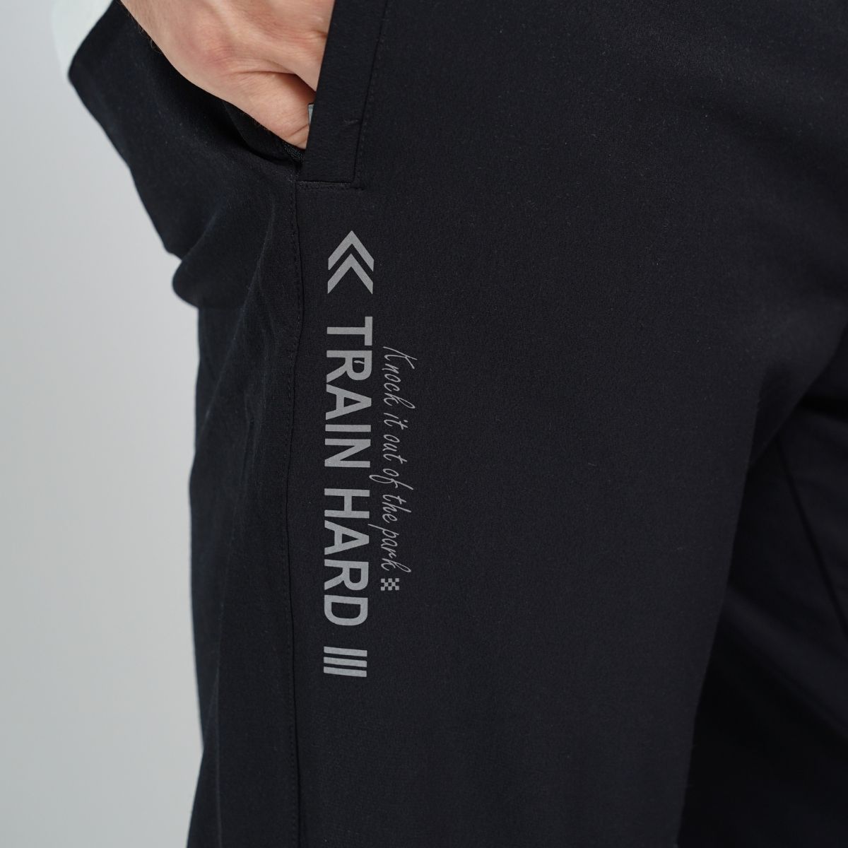 QUẦN THỂ THAO NAM NOVELTY REGULAR FIT LƯNG THUN IN HỌA TIẾT MÀU ĐEN NQTMMDMPSR250352D