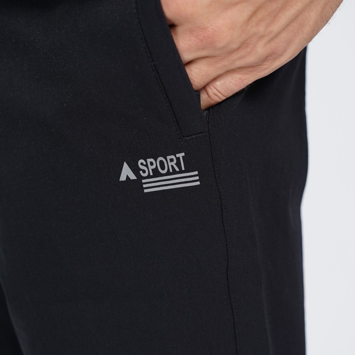 QUẦN THỂ THAO NAM NOVELTY REGULAR FIT LƯNG THUN IN HỌA TIẾT MÀU ĐEN NQTMMDMPSR250352D